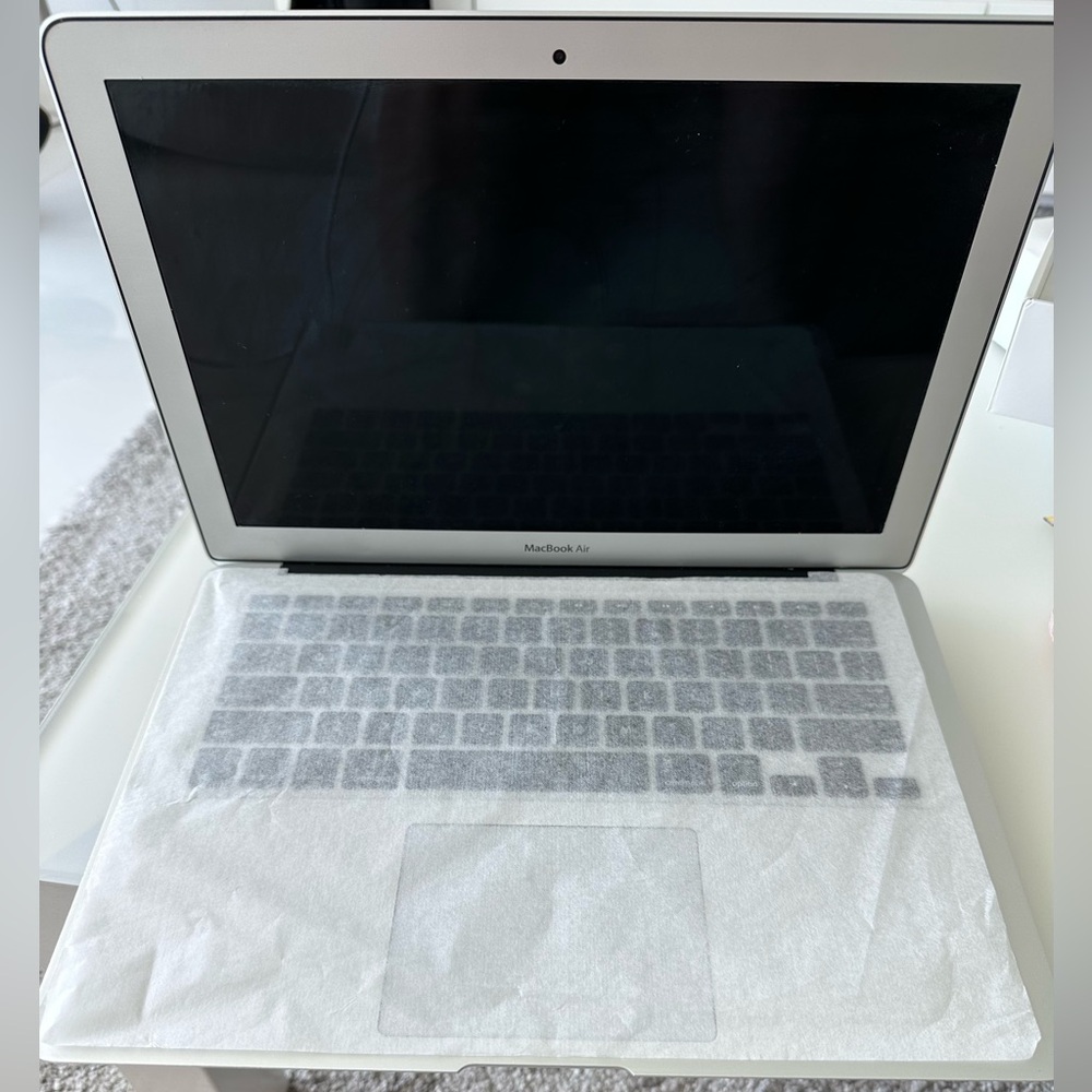 Apple MacBook Air 13.3 Silver Laptop with Slim Design. 2017 1.8GHZ/8GB/128GB - Picture 3 of 12